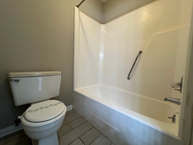 Building Photo - 31 Somerset Townhouse