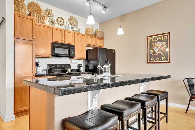 Building Photo - Immaculate, Beautifully Furnished  1-Bed 1-Bath Condo- Available Now!