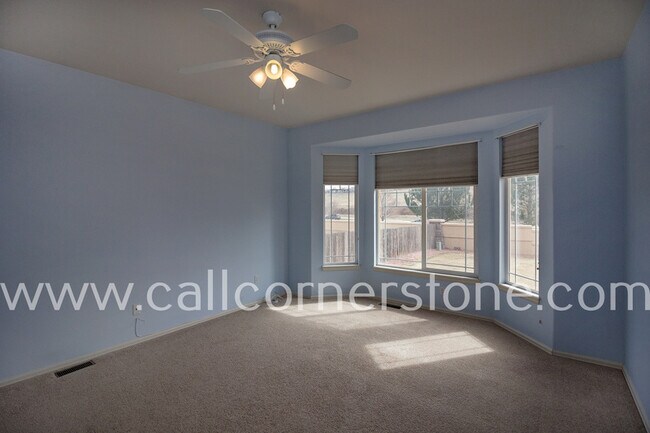 Building Photo - 3305 Hollycrest Dr