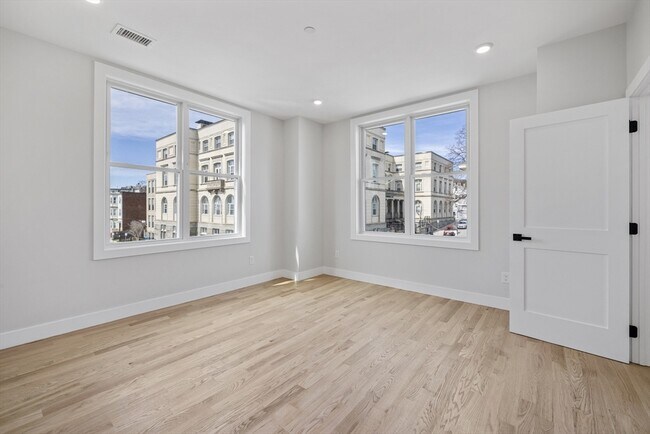 Building Photo - 152 Marion St