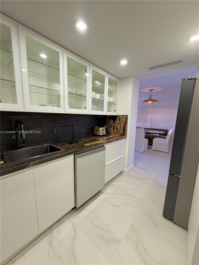 Building Photo - 400 Kings Point Dr