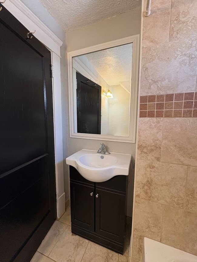 Building Photo - Three bedroom two bathroom home for rent