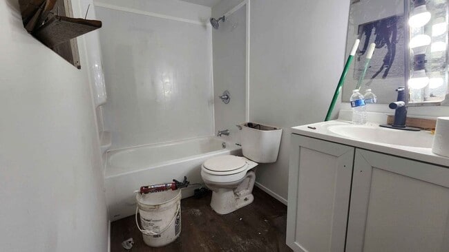 Building Photo - 3+ Bed Home Available with Garage