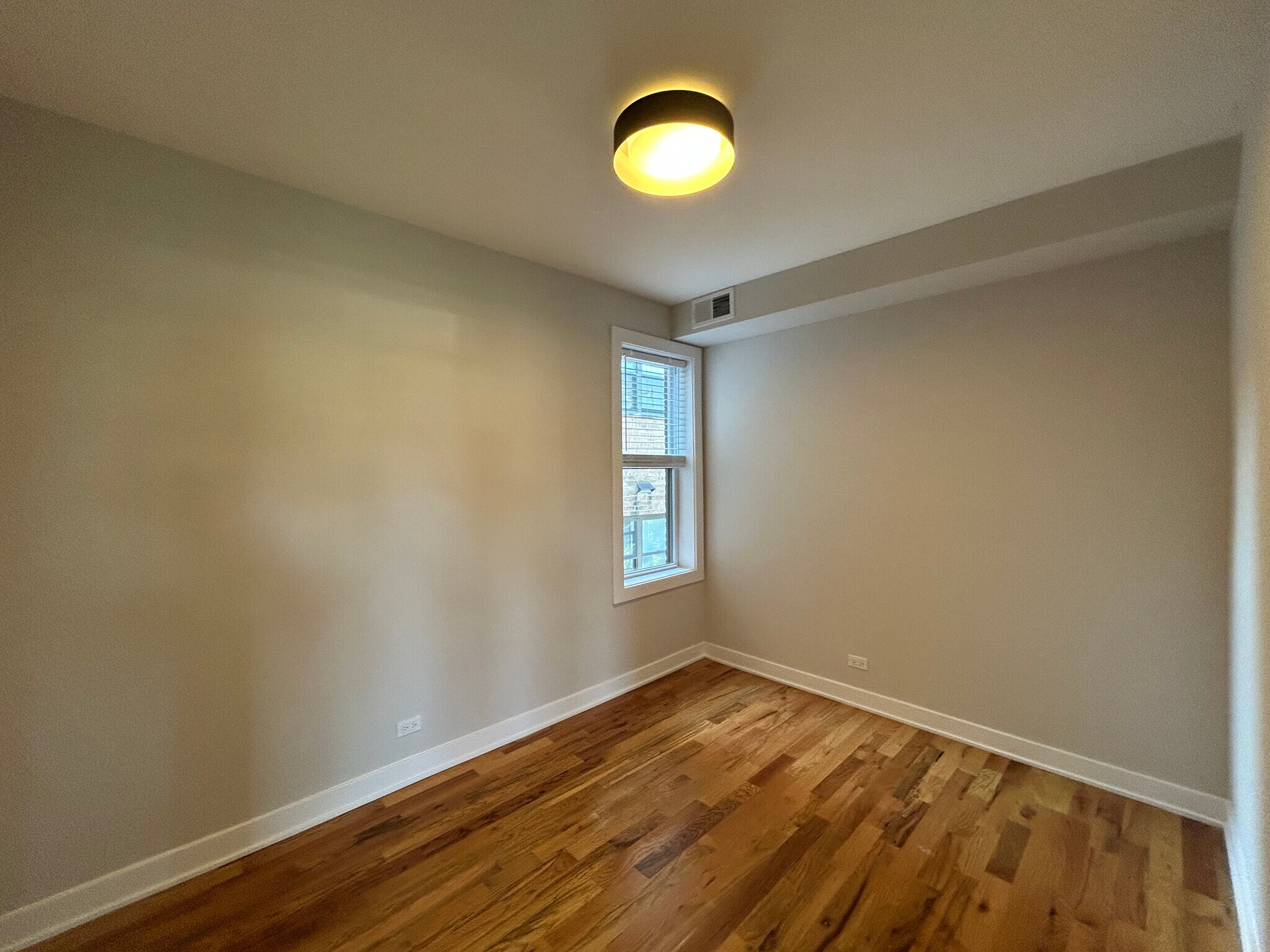 Building Photo - 648 W Wrightwood Ave