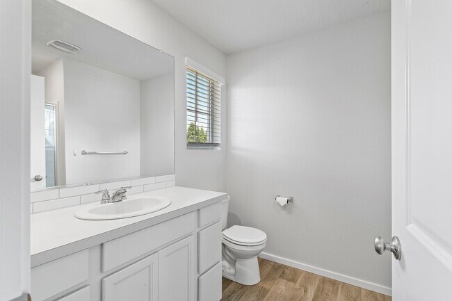 Building Photo - 3BD 2.5BA + Townhouse w/2-Car Garage + AC