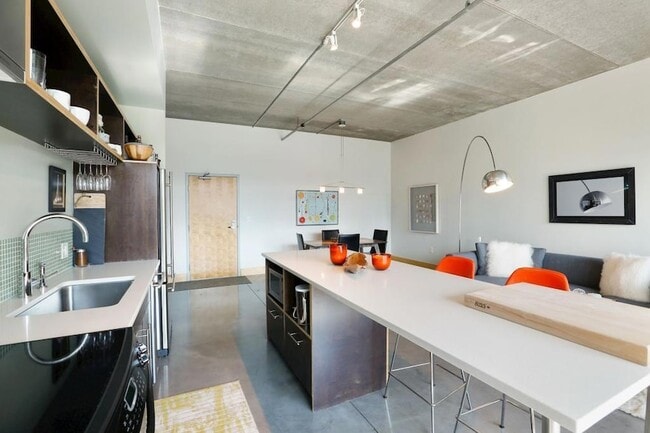 Building Photo - 345 N 6th Ave