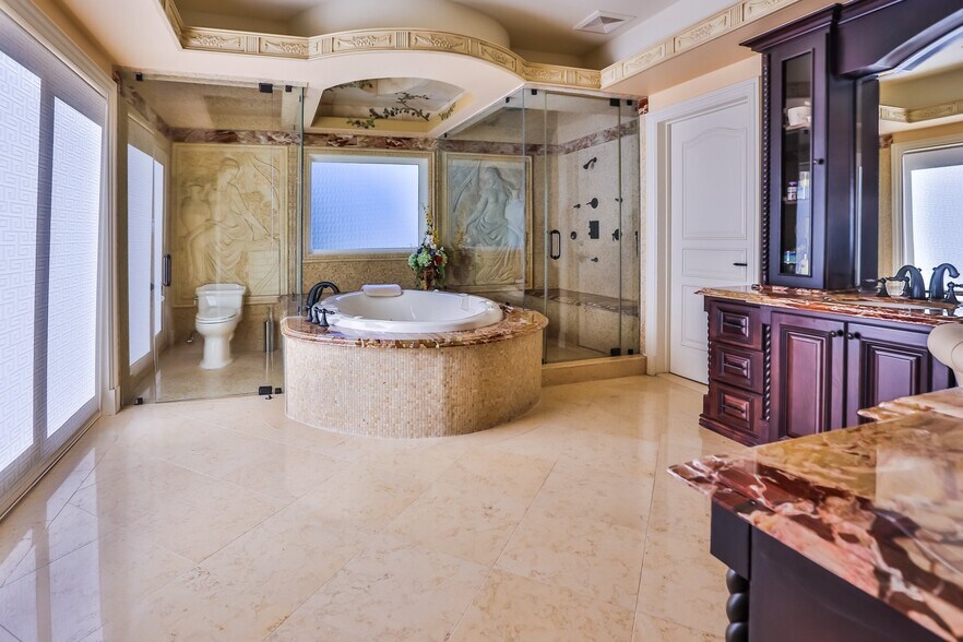 Building Photo - 1331 Roscomare Rd