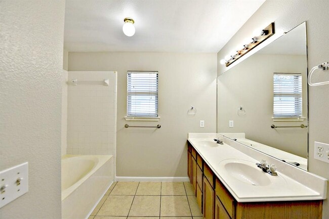 Building Photo - 904 Lantana Ln