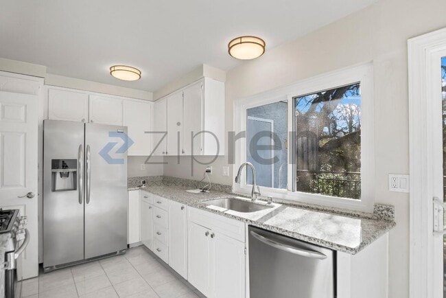 Building Photo - 1123 Glengarry Dr