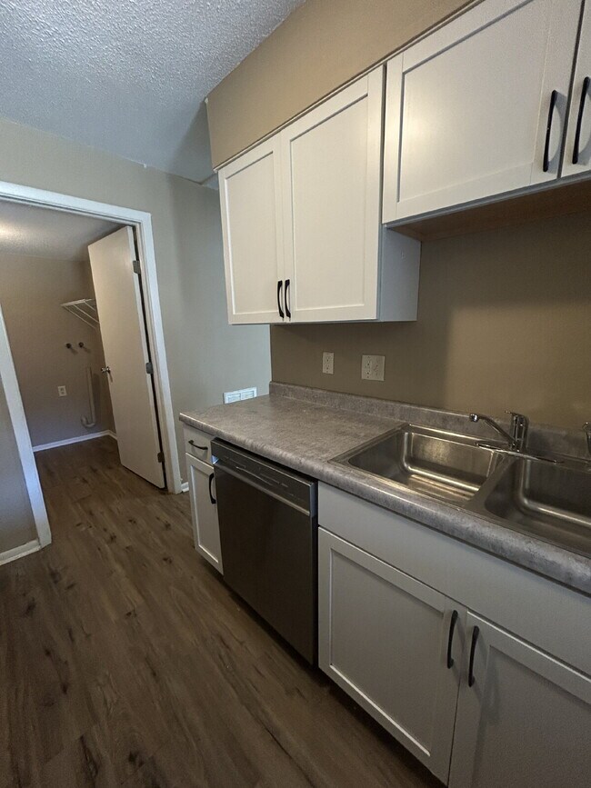 Building Photo - Charming 2-Bed Condo Retreat with 1.5 Baths in Prime Greenwood Location – 1088 Sq Ft of Comfort!