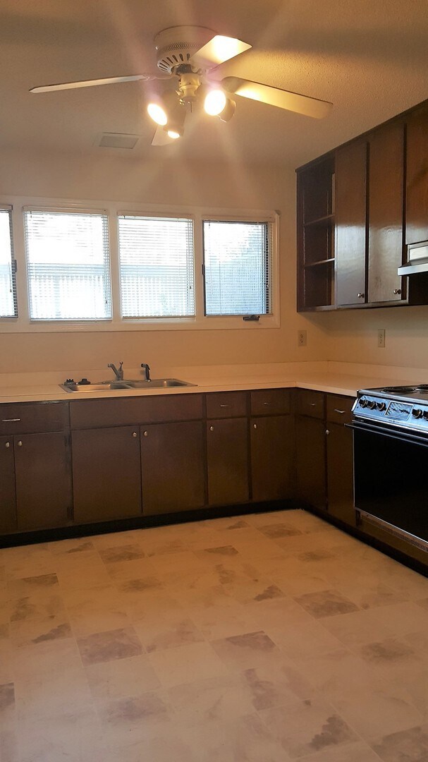 Building Photo - 1402 Sherbrooke Cir