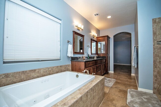 Building Photo - Spectacular open floor plan home!