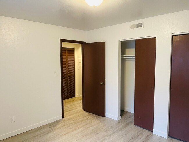 Building Photo - 459 E 2700 S
