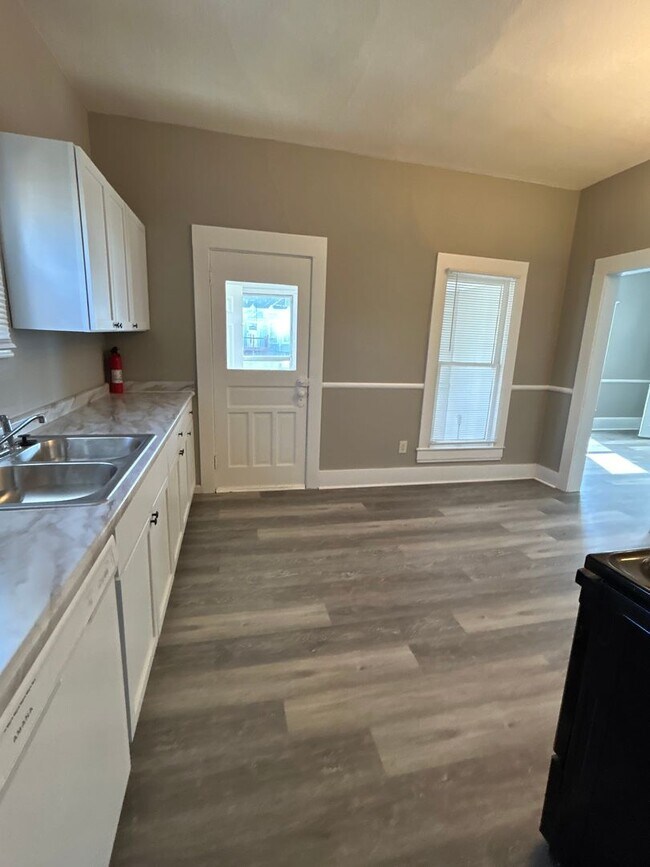 Building Photo - Remodeled And Very Adorable 3 Bedroom/2 Bathroom House