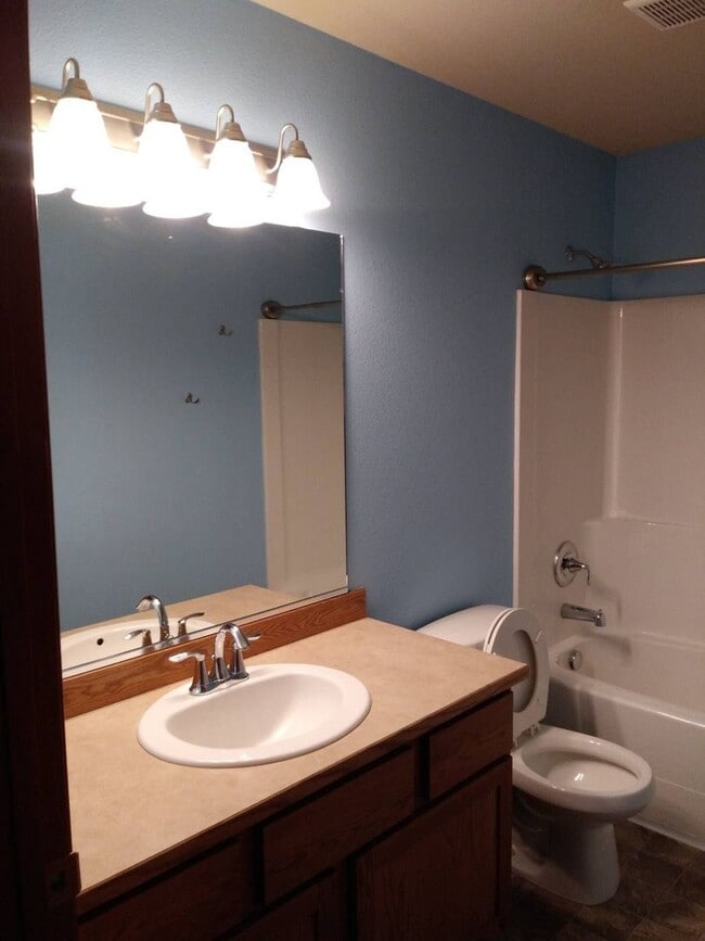 Building Photo - Beautiful 3 bedroom 2.5 bath CDA Home for ...