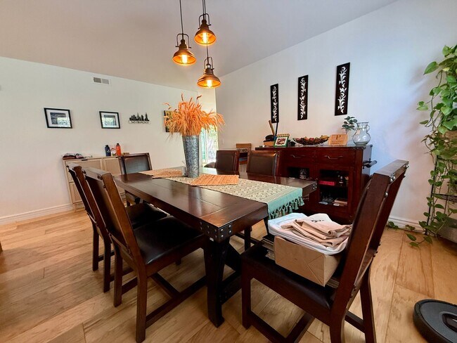 Building Photo - Luxury and Spacious Townhouse with Large Fenced Yard! Double Car Garage!