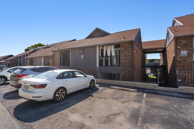 Building Photo - 1840 Burton Dr