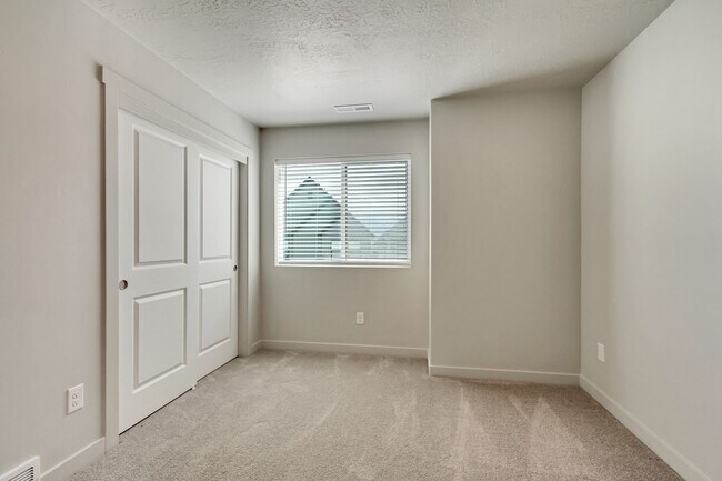 Building Photo - 3 Bedroom 2.5 Bathroom Home in Eagle Mountain!