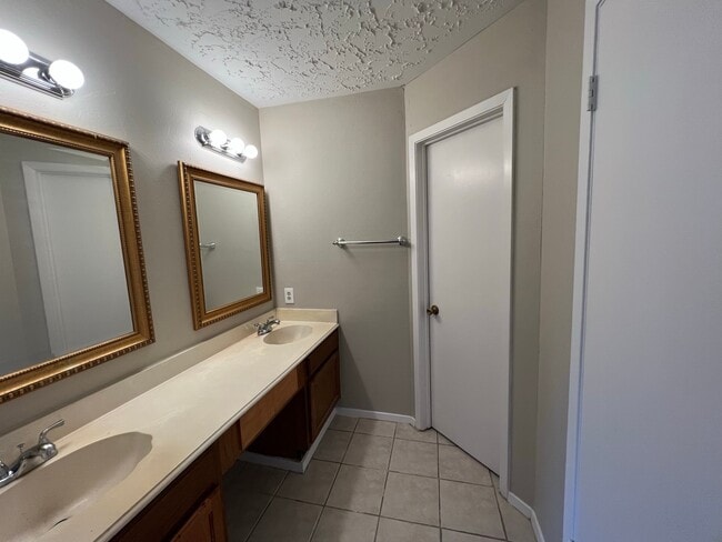 Building Photo - 15951 Manfield Dr