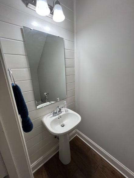 Building Photo - 412 Walker Cir