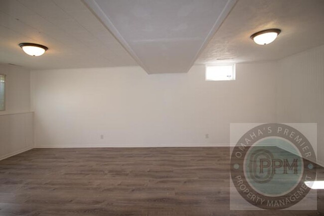 Building Photo - Vaulted Ceilings & Modern Updates in Prime...