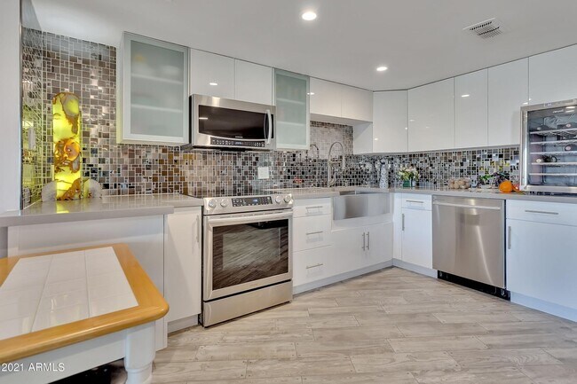 Building Photo - SCOTTSDALE SHADOWS LUXURY CONDO WITH AC, WATER INCLUDED AND 9 HOLE GOLF