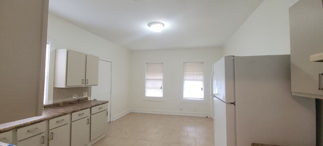 Building Photo - Great 3 bedroom/2 bath home with Oven, Ref...
