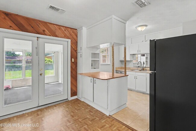 Building Photo - 4625 Hilltop Dr