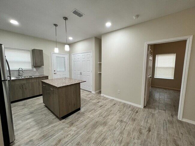 Building Photo - 5101 N Hiawatha Dr