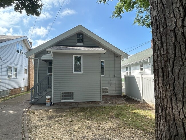 Building Photo - For August Move-In - West Blvd Area - 2 Bedroom Single Family Home