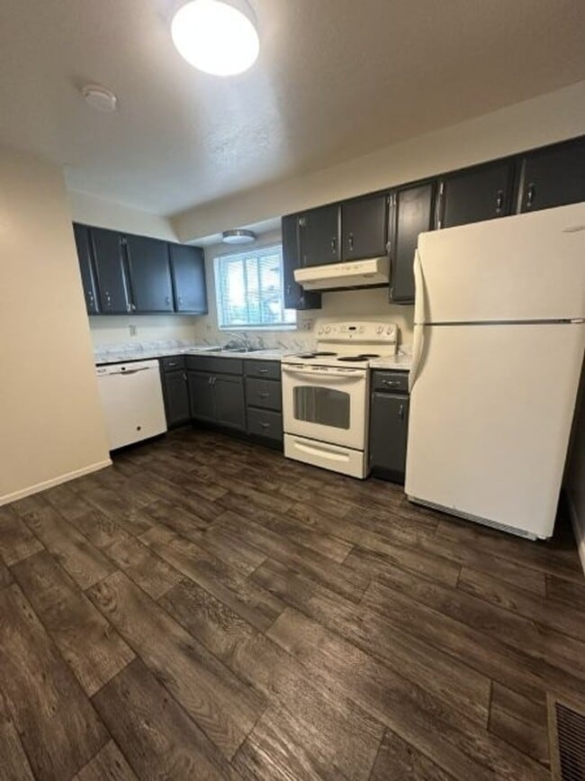 Building Photo - 700 700 W