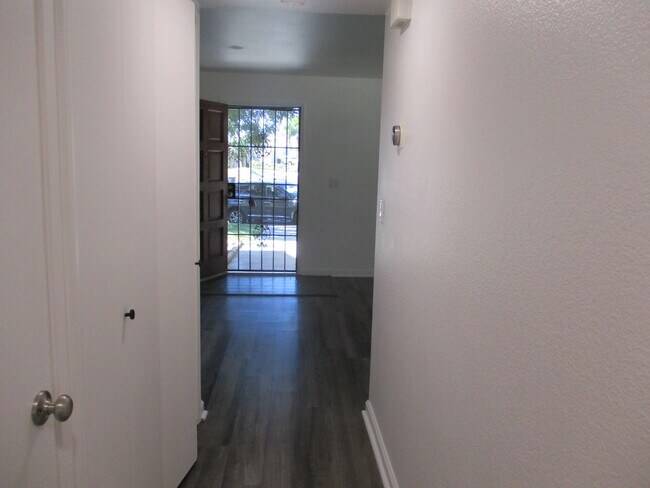 Building Photo - Desirable Chula Vista 2 Bedroom 2 Bath Condo!