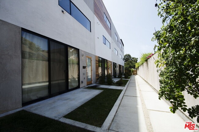 Building Photo - 860 S Wilton Pl