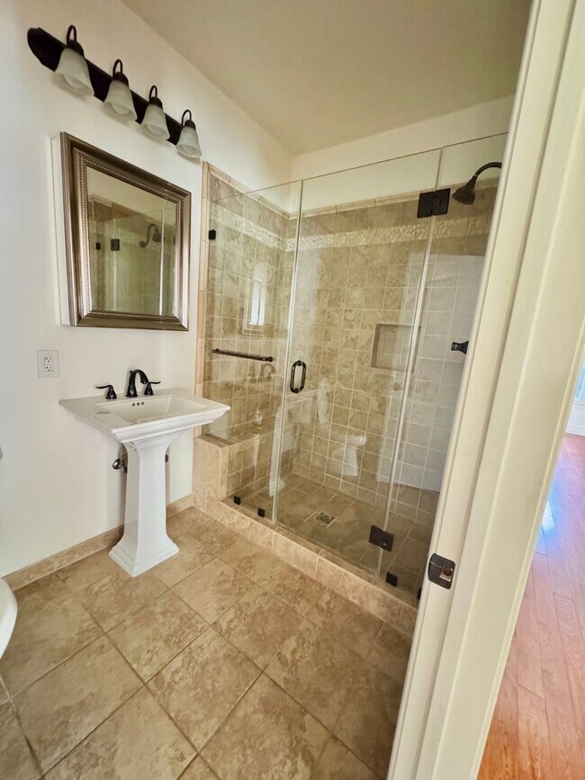 Building Photo - MUST SEE!!!!!