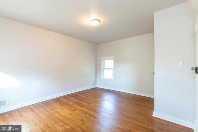 Building Photo - 211 Gale Ln
