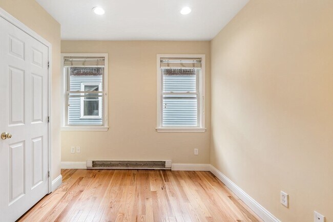 Building Photo - 570 Washington St