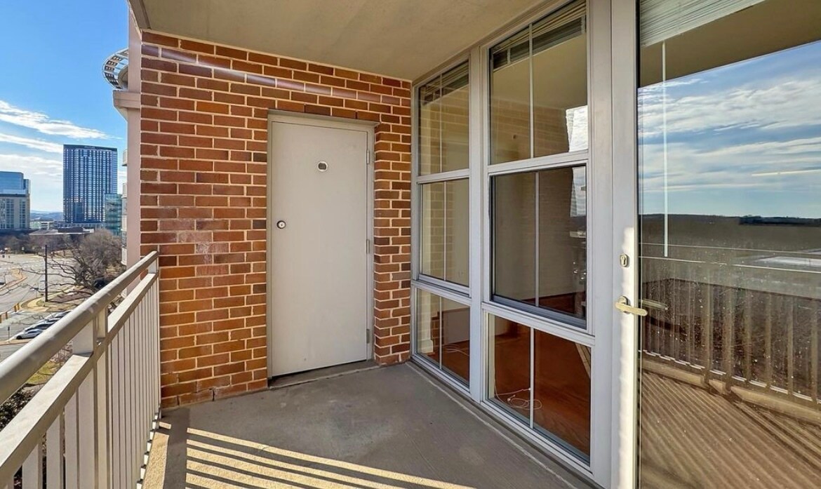 Building Photo - 11800 Sunset Hills Rd