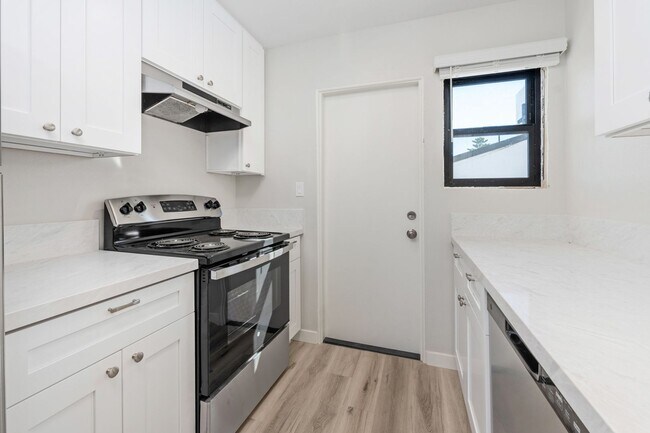 Building Photo - HILLCREST GREAT RENOVATED ONE BEDROOM APARTMENT.