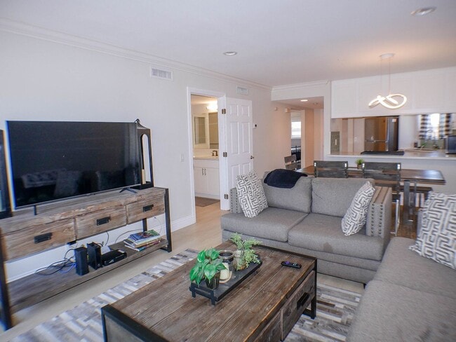 Building Photo - RARE Offering 2BD/2BA - Condo of secured building in highly sought after Boutique Bella Capri bui...