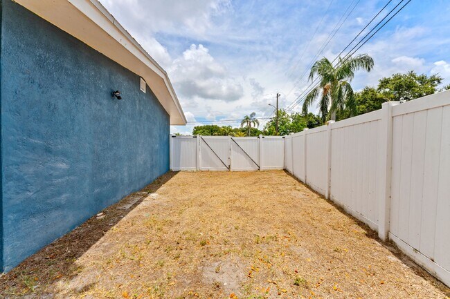 Building Photo - Stunning 3 BR/2 BA home in Heart of St. Pete!