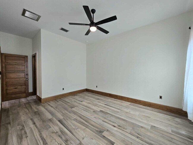 Building Photo - Lakeland's Historic District: 3 Bed/2 Bath