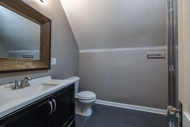 Building Photo - 5 Bedroom 2.5 Bath Midtown Home