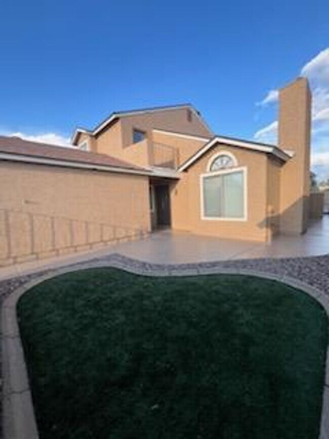Building Photo - 4 Bedroom 2 Bath Greenfield Park Home
