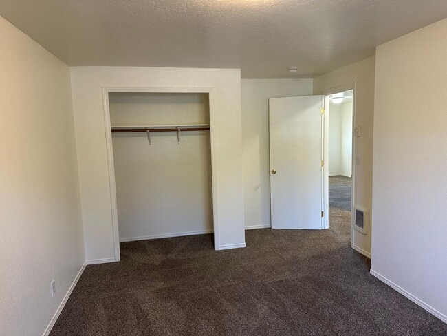 Building Photo - Updated 2 bedroom 2 bath triplex in Spring...