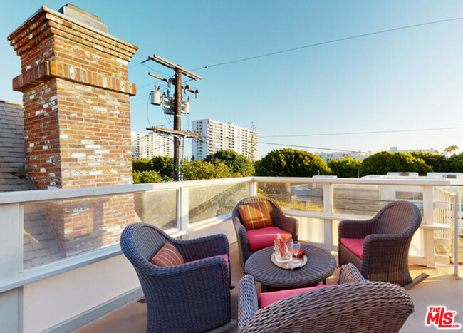 Private Roof Deck - 2622 2nd St