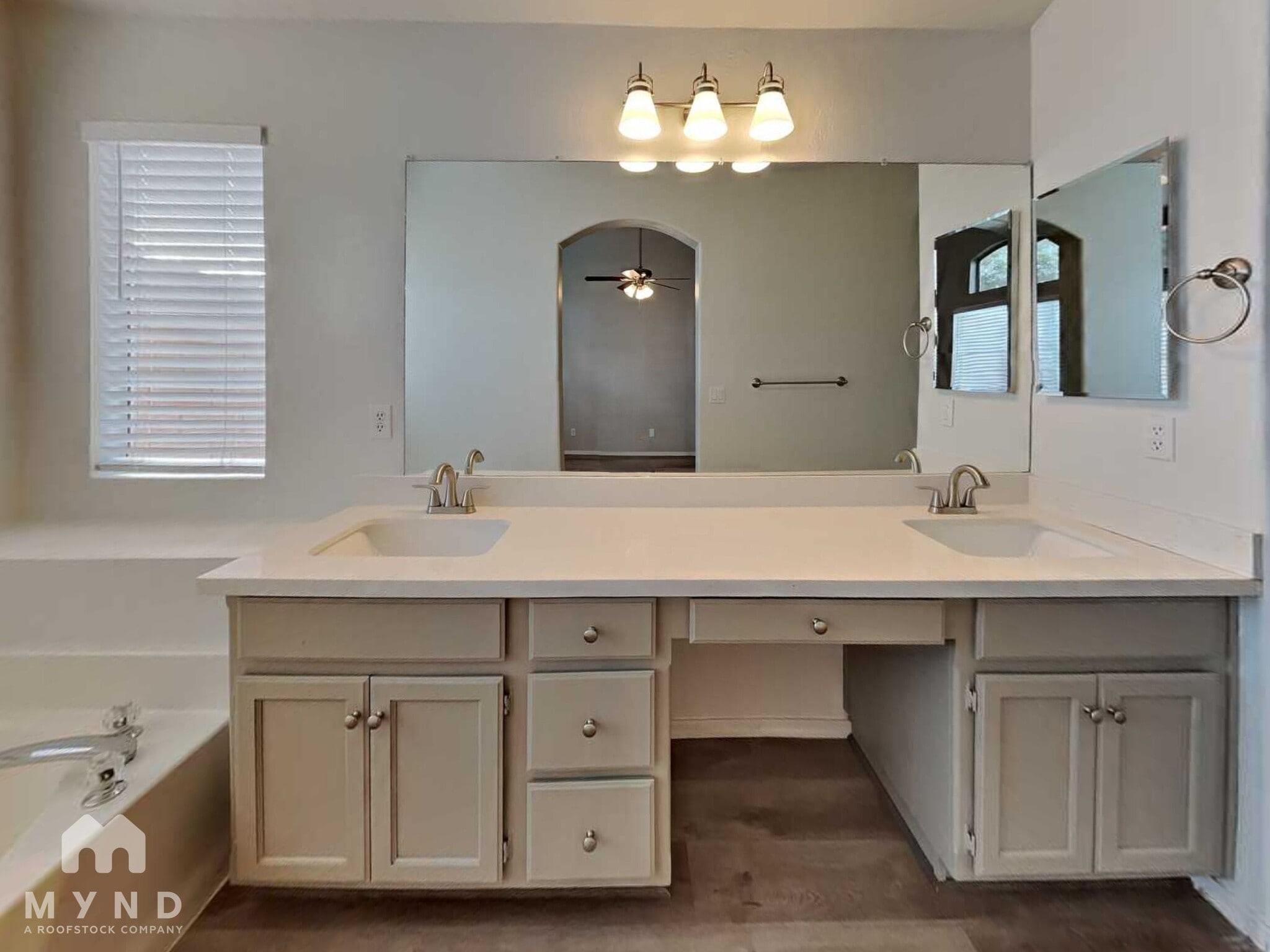 Building Photo - 1045 W Todd Dr