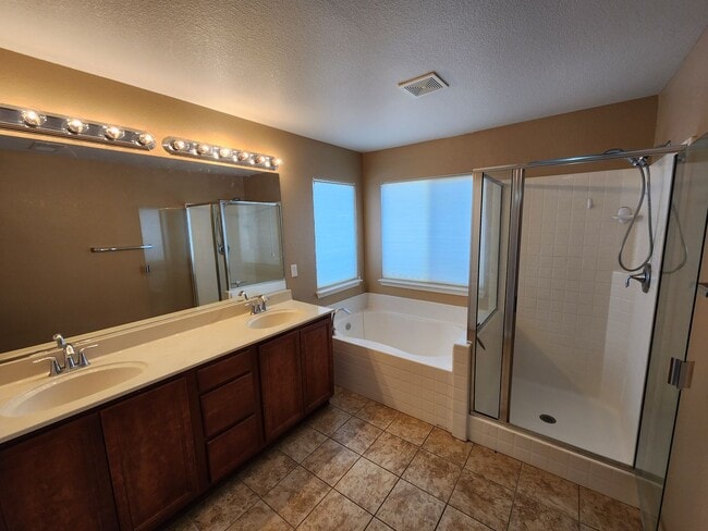 Building Photo - 4 Bedroom Home with 3 Car Garage in Dayton-Riverpark