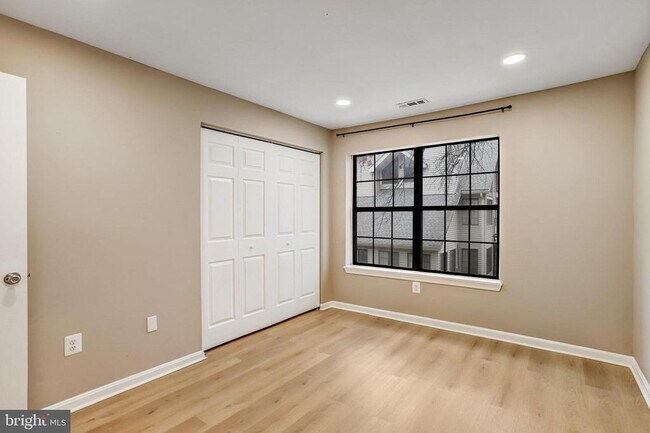 Building Photo - 1603 Carriage House Terrace