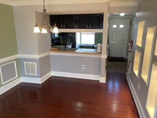 Building Photo - Well maintained 2 BR 2 BA 3 level townhome...