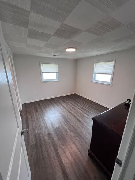 Building Photo - 4305 10th Ave